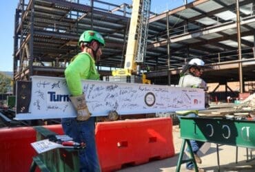 СѼƵ Celebrates Topping Off Ceremony for Health Professions Education Building